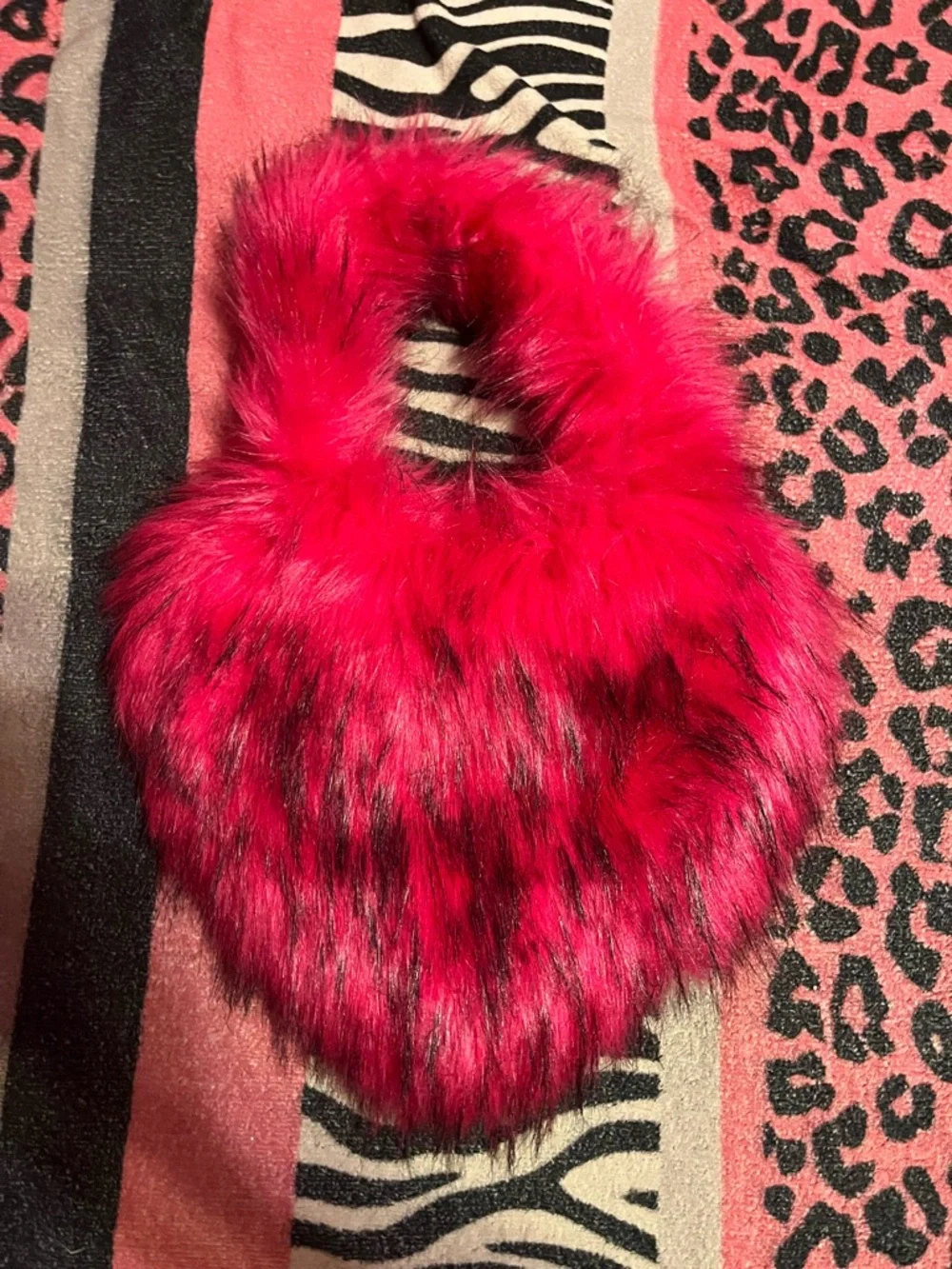 Y2K Hot pink Furry heart shaped purse - Picture 2 of 5